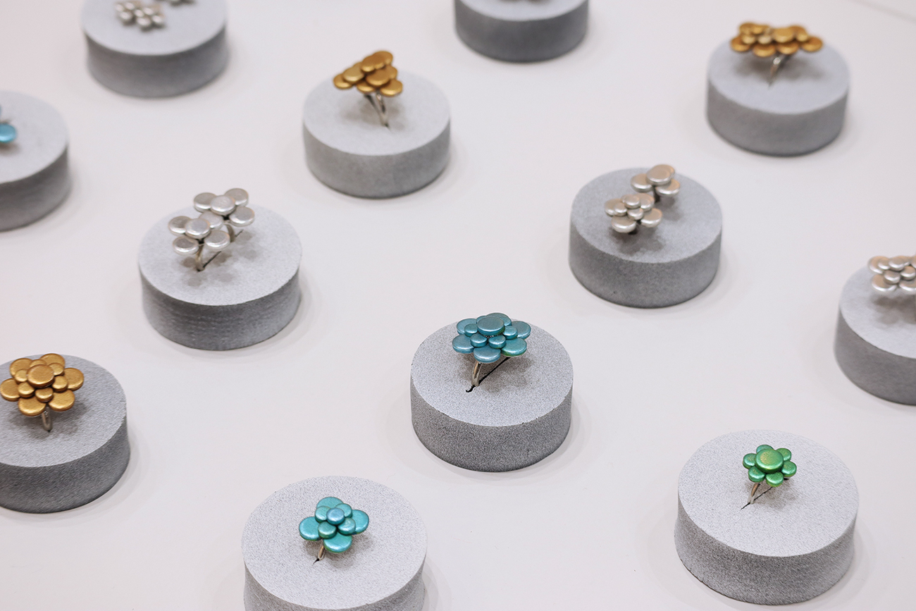 廃材を使用したアートアクセサリー